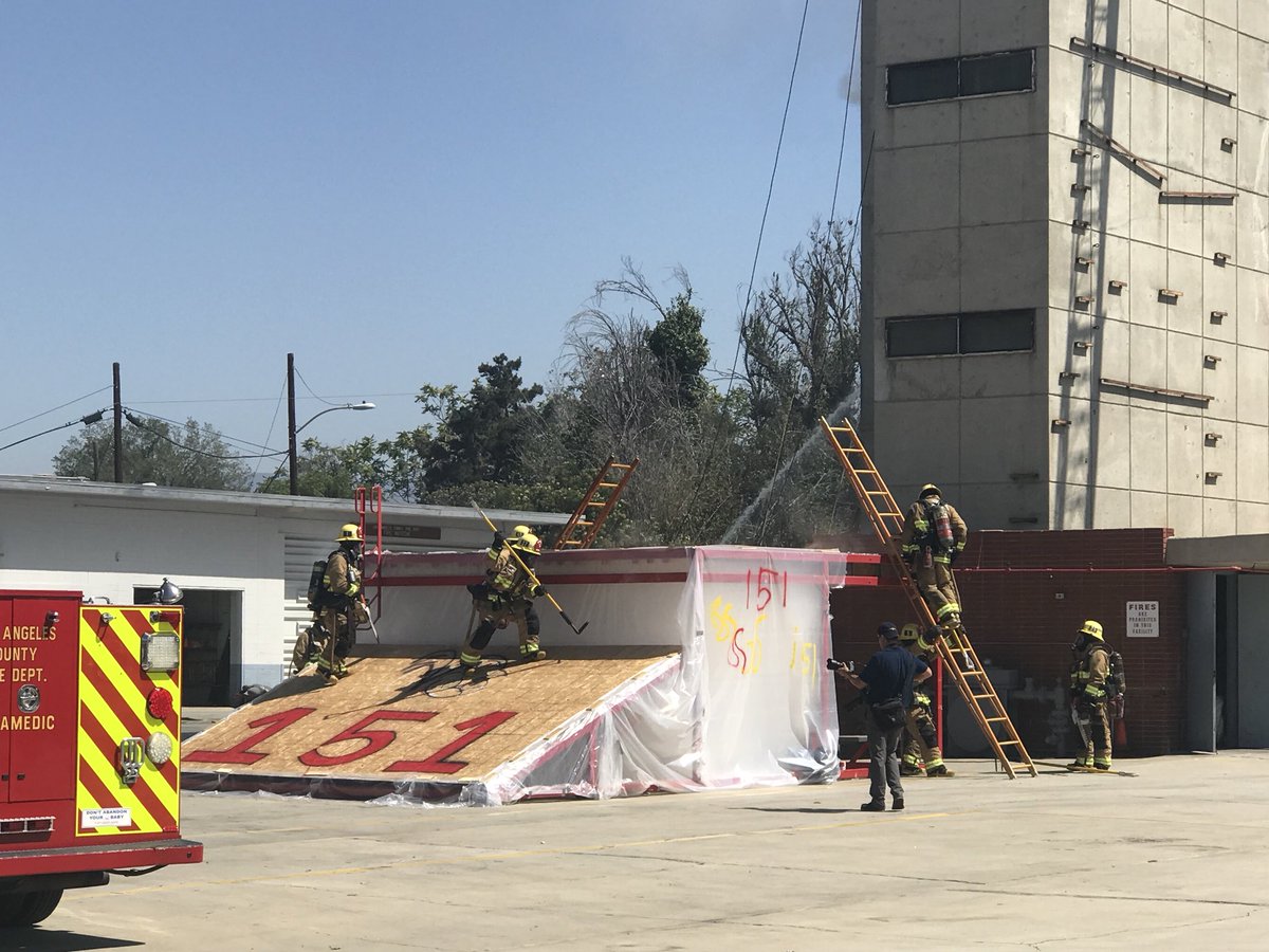 LACOFDespanol's tweet photo. GRADUACION: Felicidades a los bomberos más nuevos de @LACOFD . Varios estarán sirviendo los residentes del Condado de Los Angeles tan pronto como mañana. #COUNTY https://t.co/KzG0XKIaw1