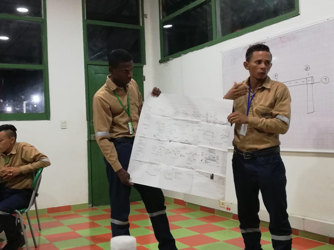 SOCIAL2SENACFMA's tweet photo. Es digno de admirar cuando vemos a nuestros muchachos demostrarnos que no se ha perdido el tiempo en su formación, que por lo contrario la huellas que hemos dejado en aprendizaje es significativo. Tecnico en construcción de edificaciones.
@SBDIR_SENACFMA 
@SenaCfma https://t.co/S9iFfx1GEl