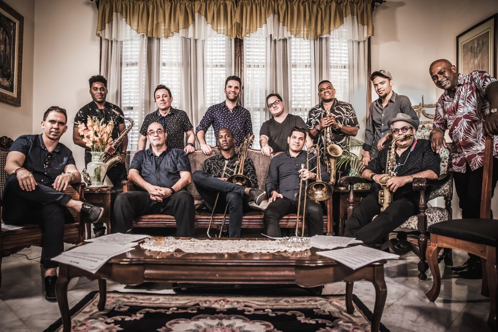crossingborder's tweet photo. Dit unieke orkest maakt nieuwe nummers die klinken als authentieke opnames uit de jaren ‘40 of ‘50. Ze zijn dit jaar bij Crossing Border Festival te zien, rechtstreeks uit Havana: het Cubaanse @OrquestaAkokan Leer meer: https://t.co/xI4kMqtnYl #crossingborder18 #orkest https://t.co/E1nE9ioqde