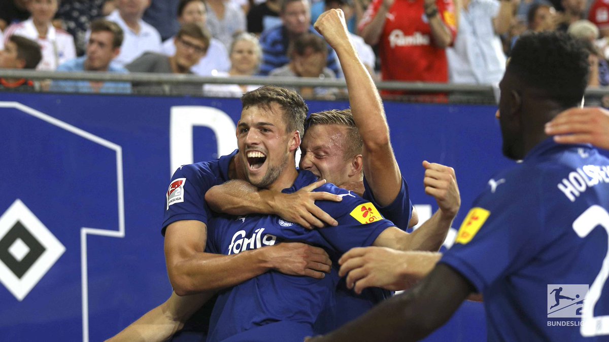 Bundesliga_DE's tweet photo. .@Holstein_Kiel gewinnt zum Saisonauftakt der 2. #Bundesliga deutlich mit 3:0 in #Hamburg.
Der Spielbericht zu #HSVKSV ➡ https://t.co/YoOjhu0EYd https://t.co/4PATugiDJF