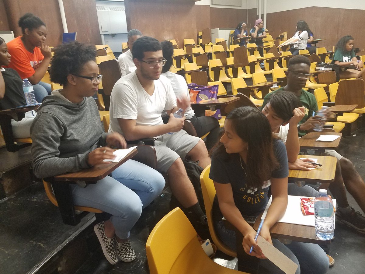 LGRforCollege's tweet photo. NYC's Transition Day is in full swing! Incoming college freshmen are attending workshops on how to transition to and succeed in higher ed, while picking up free dorm supplies from @projectgradbag! https://t.co/icUEb1m50N