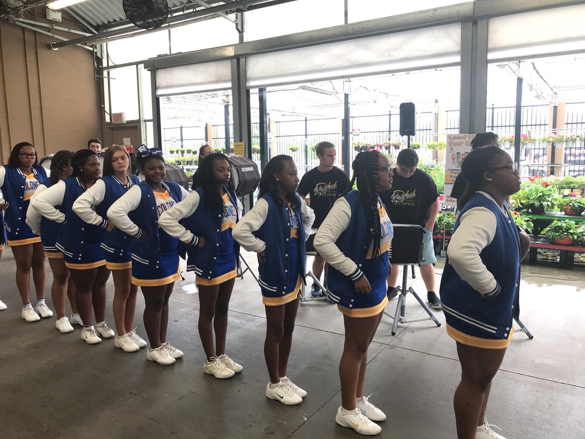 KateyRoshetkoTV's tweet image. Bonsack Walmart has cheerleaders and a drum line to get you hyped to go back to school! Join for the #LoadTheBus school supply drive! The buses will be here all weekend! #RoanokeValley