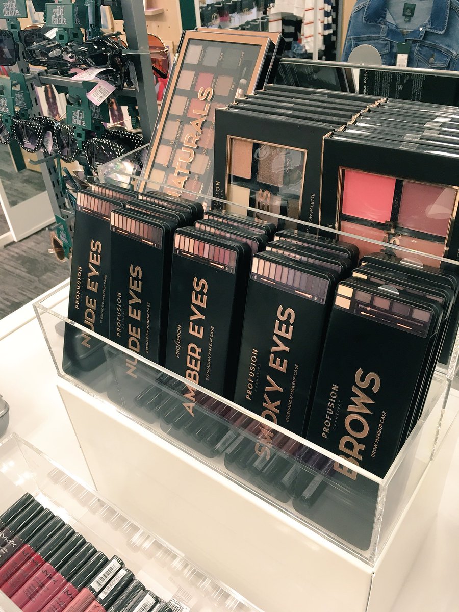 marymacaskill's tweet photo. Hello, cross-merchandising! I had to “shop” cosmetics for this set. Thank you, Target. 😍#dewyourthang #lovemyjob #targetstyle #T0171 🛒💪🎯@dmasin88 @Kunsman https://t.co/3WrNxGbeIc