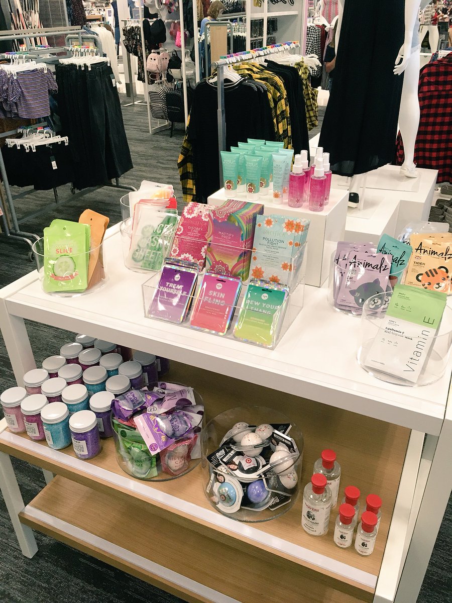 marymacaskill's tweet photo. Hello, cross-merchandising! I had to “shop” cosmetics for this set. Thank you, Target. 😍#dewyourthang #lovemyjob #targetstyle #T0171 🛒💪🎯@dmasin88 @Kunsman https://t.co/3WrNxGbeIc