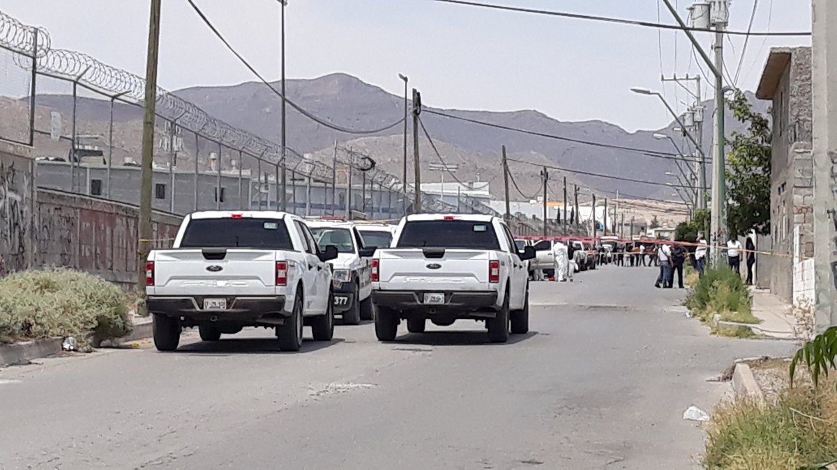 escalerakint's tweet photo. Intensa movilización policiaca en Ciudad Juárez por reporte de una ejecución múltiple el reporte inicial habla de 10 víctimas @NotiYaElPaso https://t.co/1LgkC9ttFn