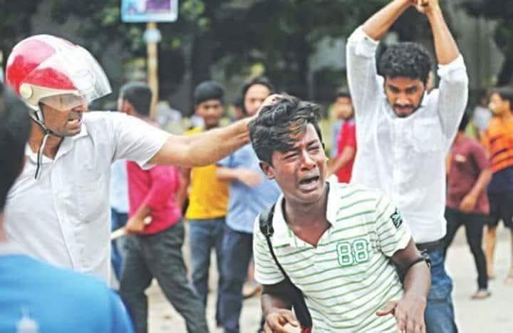 PinakiTweetsBD's tweet photo. Victim: a school student in yesterday's demonstration in #Dhaka.

Assailant (beating with rod or stick): Fahad, a #ChhatroLeague goon.

The Daily Star published this photo today. https://t.co/HUtSHOwRf2