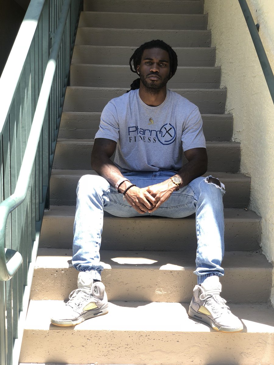 ihurdle101's tweet photo. “ There you go B “I’m getting the hang of this picture thing 💪🏽. Who’s happy it’s TGIF? Better yet, who had a blessed week 🙏🏿. #offdamuscle #bjasmin #southflorida #love #fitness #personaltrainer #positivity #growth #garyvee #crushingit #godisgreat #fitnessmodel #coach https://t.co/DC1mMqoi0q