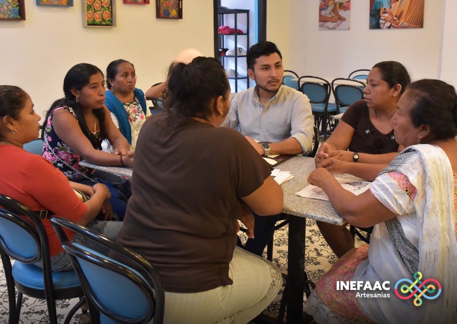 Nos reunimos con artesanas de la sociedad cooperativa “Emprendedoras Campechanas SC de RL de CV”.  El proyecto busca generar diseño e imagen de la marca de trabajo y registro ante el IMPI, equipamiento y capacitación en beneficio de 28 artesanas.