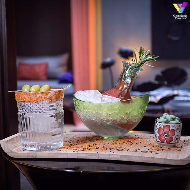 Viaja a Japón con la versión oriental de <a href="/raimondopalomba/">Raimondo Palomba</a> de <a href="/loungeatelier/">atelier lounge</a> del clásico Bloody Mary. Infusión de vodka con romero, zumo de tomate, salsa de soja, salsa perry, bitter de apio, wasabi, limón y jengibre. Receta bit.ly/2g8kynW  #AsianMary #diariodeunbartender