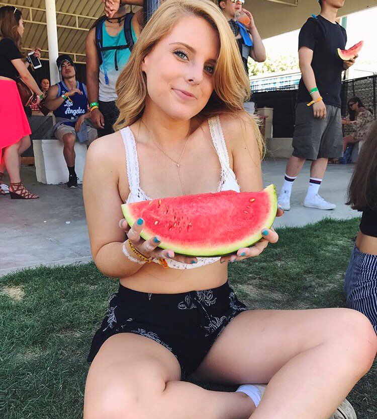 It's national watermelon day! Raise your hand if you love watermelon and are registered for recruitment?!?! If not, follow this link and get signed up!! ucscgammaphibeta.com/recruitment.ht… 🍉🍉
