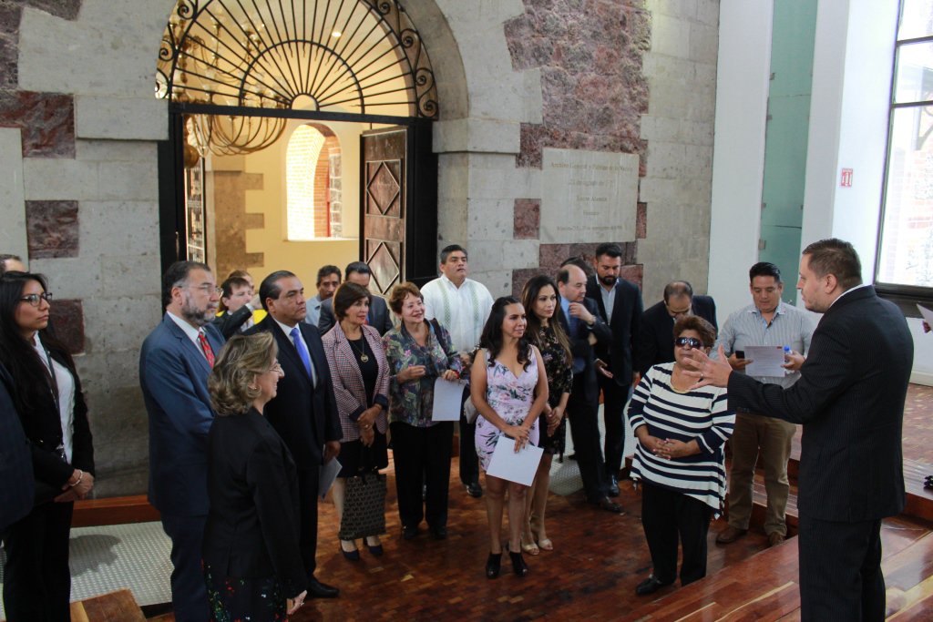 #Entérate <a href="/mdevega1/">Mercedes de Vega</a> presentó a los integrantes del Consejo Directivo Nacional de la <a href="/CopecolMx/">Copecol</a>, los contenidos de la #LeyGeneralDeArchivos, con la finalidad de que los Congresos locales armonicen sus leyes estatales en los tiempos establecidos bit.ly/2MhmpFZ