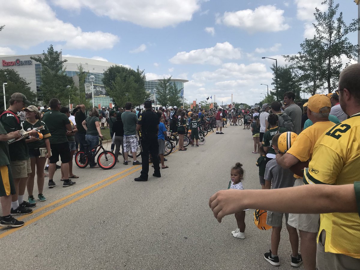 TheMozKnowz's tweet photo. One of the best traditions in #NFLTrainingCamp! The bike ride from Ray Nitschke Field back to .@LambeauField . It’s a special place here. #PackersCamp #PackersFamily #GoPackGo #Fox11TCR https://t.co/EbxKUAe1SJ