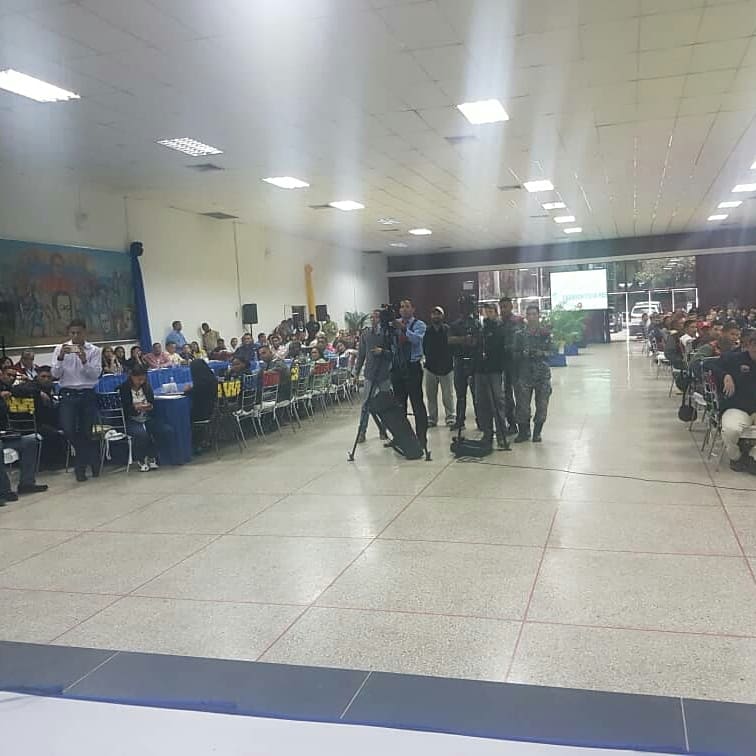 JSalazarCICPC's tweet photo. Las Delegaciones del CICPC, adscritas  a la  Redip Central,  se encuentran reunidas en Valencia, estado Carabobo participando activamente en las mesas técnicas donde  se elaboran propuestas, que serán incorporadas a la   Gran  Misión Cuadrantes de Paz. https://t.co/tEhFnRLVvZ