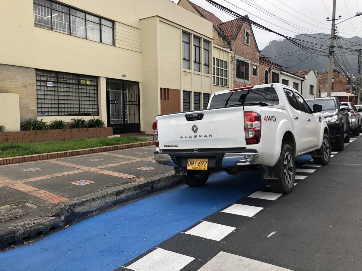JavierSuarezA_'s tweet photo. Tomando esta foto por malparqueado en contravia y en la cicloruta sobre  la calle 39 con cra 19 el conductor de esta camioneta me muestra un revólver y me dice “deje de ser sapo por eso es que los matan “ https://t.co/cqhYq6VkG4