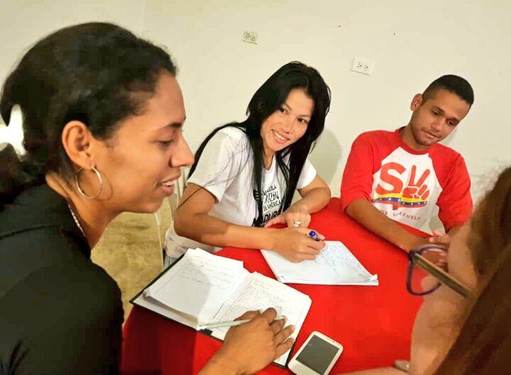 SecretariaSR's tweet image. Nuestra Secretaria @mayrelisbarboza hoy reunida con el Estado Mayor de CLAP del Municipio Organizando y Coordinando todas las acciones que en materia alimentaria siguen beneficiando a mi Pueblo Santarritenses  #TodoElPoderParaLosCLAP @nicolasmaduro @omarprietogob @FreddyBernal