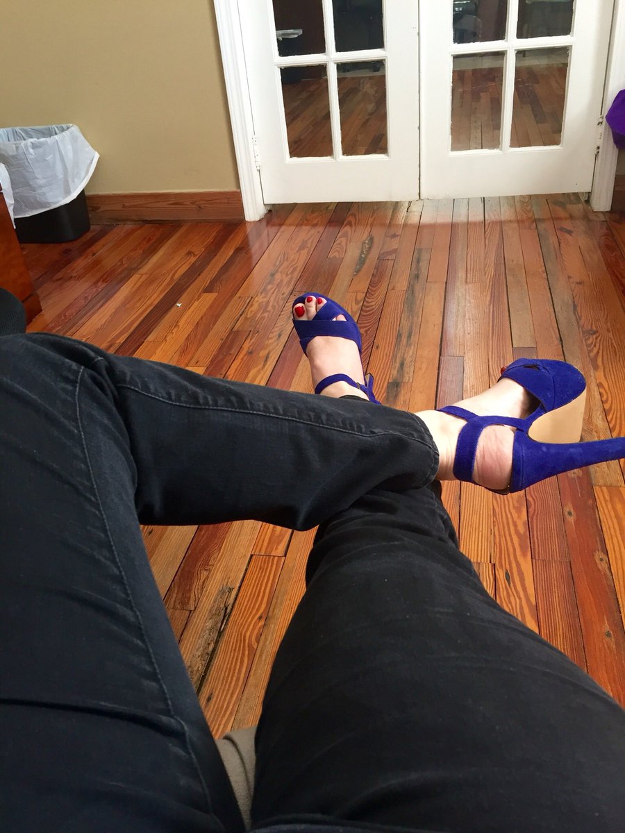 Mischievousliz's tweet photo. heels accessorize looooooong legs #DistractMeWith4Words https://t.co/xLhQZzM1qV