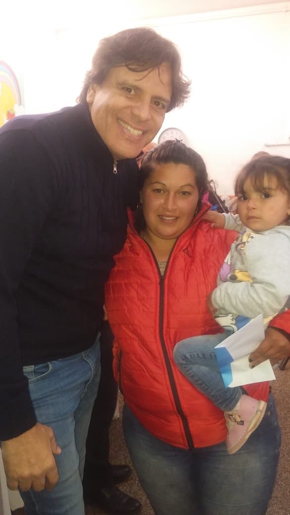 alfonmosquera's tweet photo. #Ahora Justiniano Posse junto a los Legisladores @DardoIturria, #CarmenCeballos e Intendente #GerardoZuin, entregamos 2da. cuota #ProgramaVidaDigna, política de estado en materia de inclusión social! @shtocalli @carlosmassei @gobdecordoba https://t.co/y5FKZXqP7u
