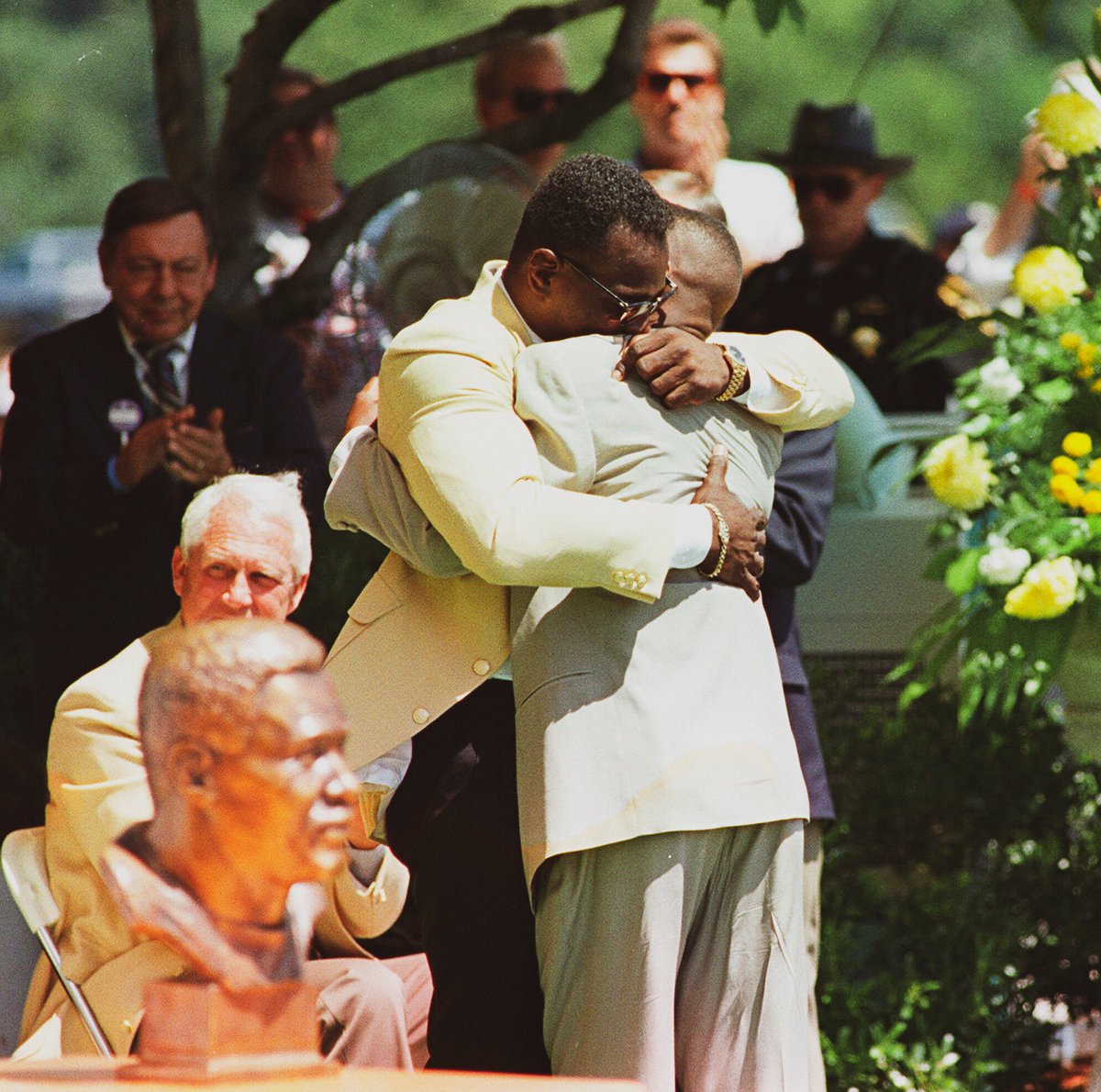 ChicagoBears's tweet image. 25 years ago a 12-year old boy introduced his father, the greatest running back of all-time, into the @ProFootballHOF. What a moment it was. 🐐