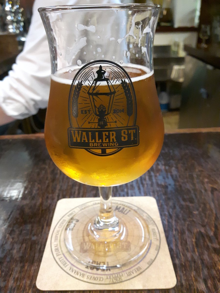 LatinTrainRadio's tweet photo. @MEChainey is in this muggy Friday afternoon to celebrate @WallerStBrewing 's 3rd #Anniversary ! New offerings include #LayLow & #HailBerry . Plus, free soft #Pretzels ! Best place in downtown #Ottawa for local #CraftBeer https://t.co/hZMLRiexXp