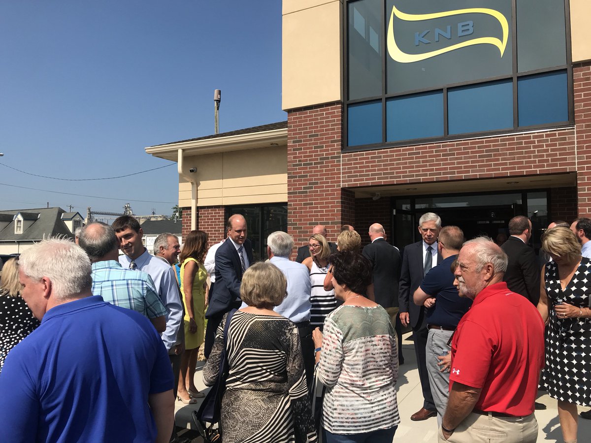 kingston_bank's tweet photo. What a beautiful day for a Grand Opening! Thank you, Circleville! #circlevilleoh #communitybank #grandopeningweek https://t.co/LebG0qZ1g4