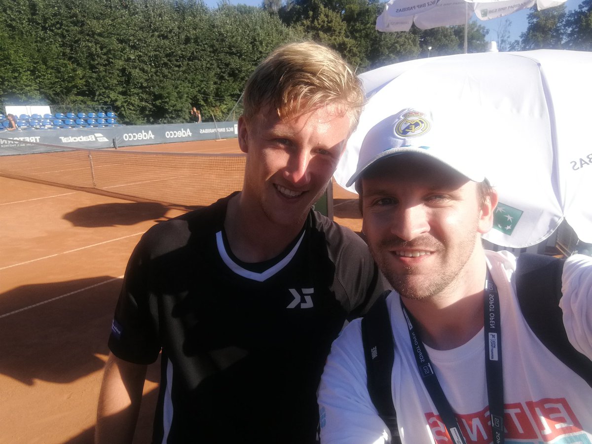 OskiSozanski's tweet photo. Zdenek Kolar w Polsce:
🏆 Tytuł ITF w Sopocie (2017).
🏆 Tytuł ITF w Mrągowie (2017).
🎾 Finał ITF w Poznaniu (2017).
🎾 Ćwierćfinał @PoznanOpen 2017.
🎾 Półfinał @SopotOpen 2018.
"W Polsce czuję się niemal jak w domu". #sopotopen #sopotopen2018 #wgdyni #atpchallenger https://t.co/mvXjoOsUx1
