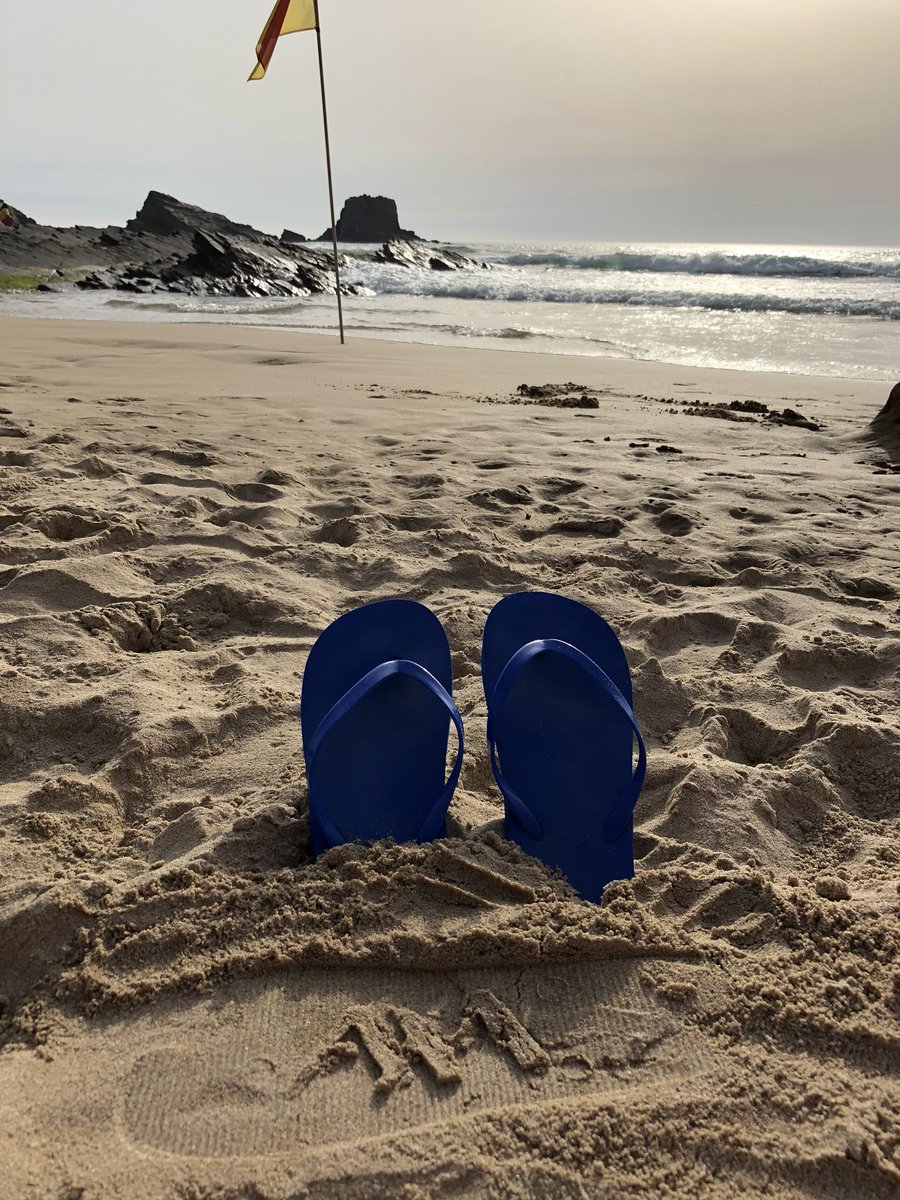 Au top sur la plage de Zambujeira do Mar ! #SummerAXA <a href="/christelleAxa/">Christelle Leroy</a> <a href="/barret_anne/">Anne Barret 🎀</a> @EWehry #ete2018