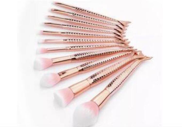 MXBEAUTYFACTORY's tweet photo. #Maquíllate con @MXBEAUTYFACTORY ✨ Set de Brochas de Maquillaje "Cola de Sirena Dorada"✨ #MakeupAddict #accesories https://t.co/WcZ2zffWev