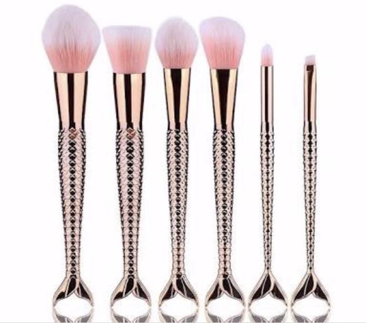 MXBEAUTYFACTORY's tweet photo. #Maquíllate con @MXBEAUTYFACTORY ✨ Set de Brochas de Maquillaje "Cola de Sirena Dorada"✨ #MakeupAddict #accesories https://t.co/WcZ2zffWev