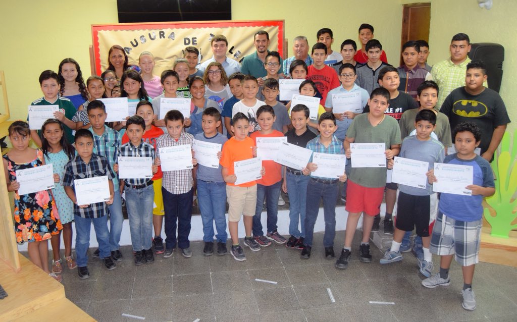Zenon_Velazquez's tweet image. Clausuramos #CursoDeRobótica impartido en #CasaDeLaCultura con entrega de reconocimientos a participantes e instructor Kevin de León. Seguiremos programando cursos y talleres para que niños y jóvenes puedan desarrollar habilidades y adquieran nuevos conocimientos #PorUnNavaMejor