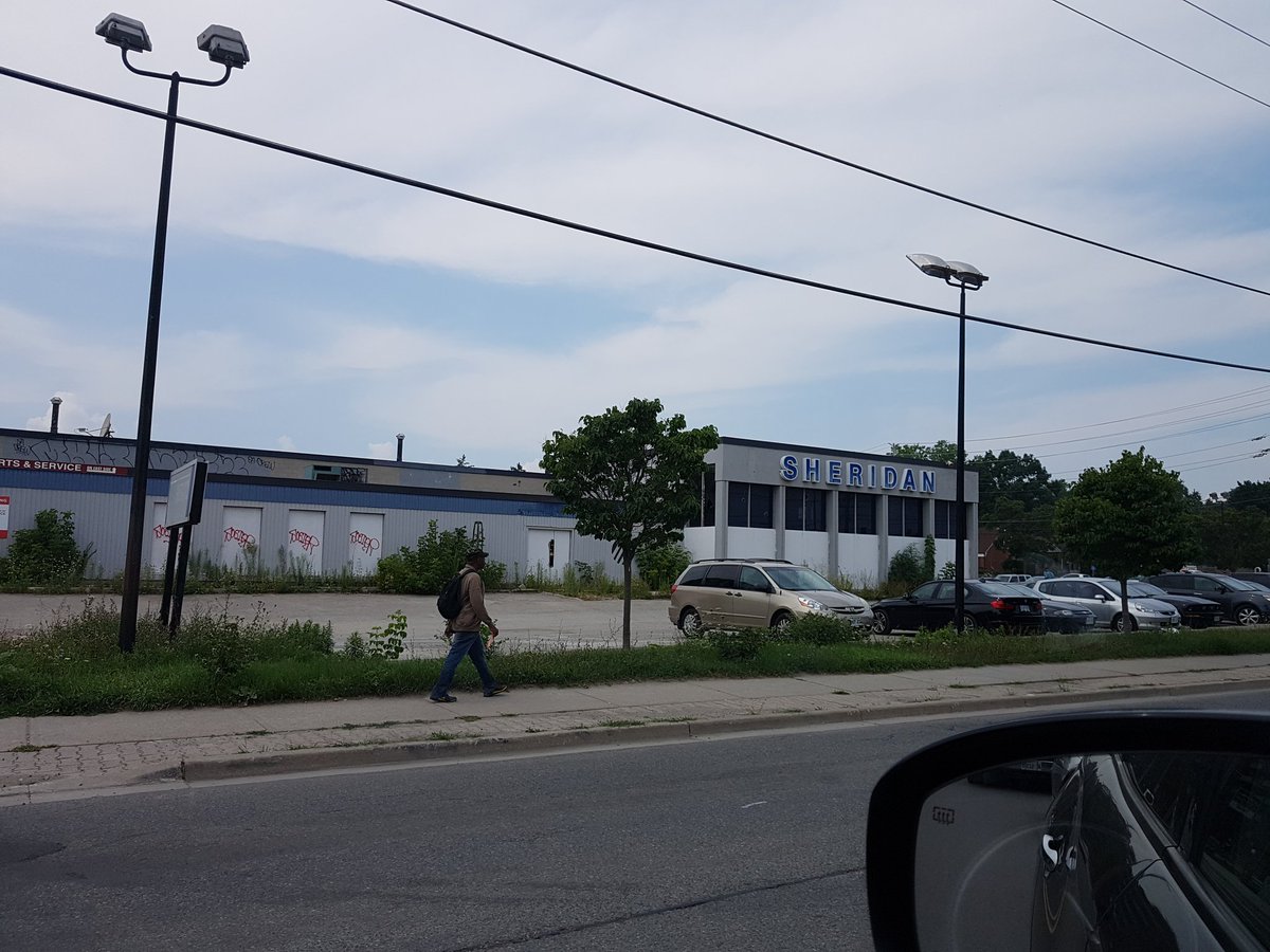 SplashofCharm's tweet photo. @WhatsFilmingON DIXIE and Lakeshore in Mississauga - tons of Starline trucks in back - huge warehouse space inside...wonder what's going on?! https://t.co/KLymVWhcgA