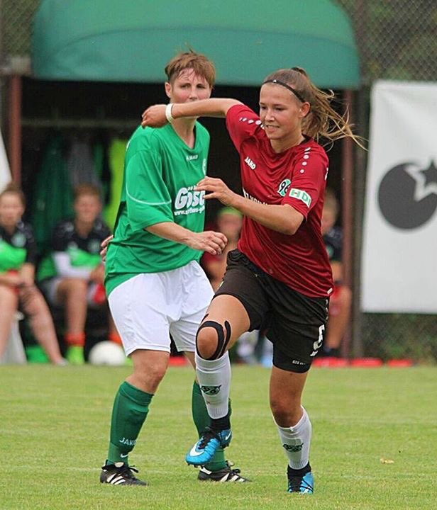 H96Frauen's tweet photo. Für den heute startenden U18-Lehrgang des Niedersächsischen Fußballverbands, stehen unsere Spielerinnen Lara #Theobold und Lara #Rieks im Aufgebot. Der Lehrgang selbst startet mit einem Testspiel gegen unsere 96 Mädels.
 
#NFVU18
#Hannover96 
#NiemalsAllein ⚫⚪💚 https://t.co/wcnp6Tho6b