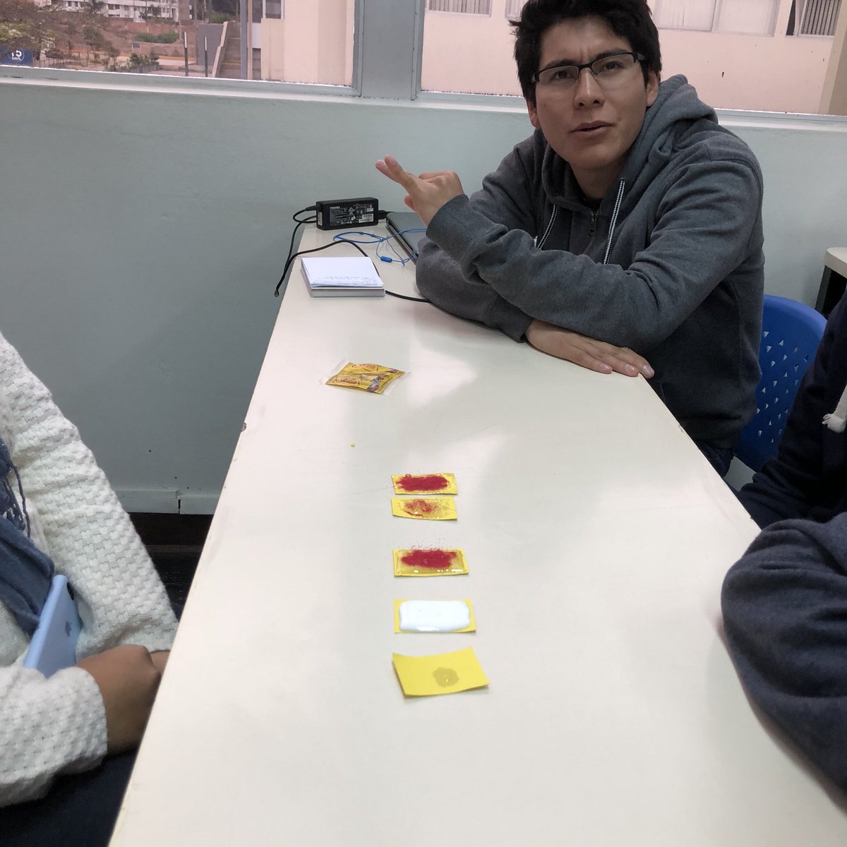 NanoGoch's tweet photo. Learning about superhydrophobicity with the #NanoLink module! #CdeCPeru at @pucp #NanoElPotencialCosasPequenas https://t.co/NgVrvMFdRP