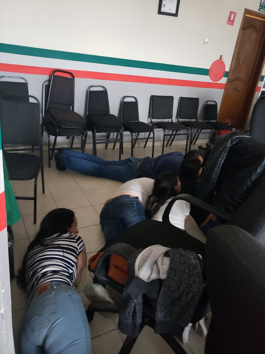 chistovery's tweet photo. Curso/capacitación a personal de la DEP #Prospera_Gro por parte de @PC_Guerrero para saber actuar ante cualquier contingencia o siniestro dentro y fuera de la Delegación @JGutierrezCasas @Prospera_MX https://t.co/0Y07b56yF4