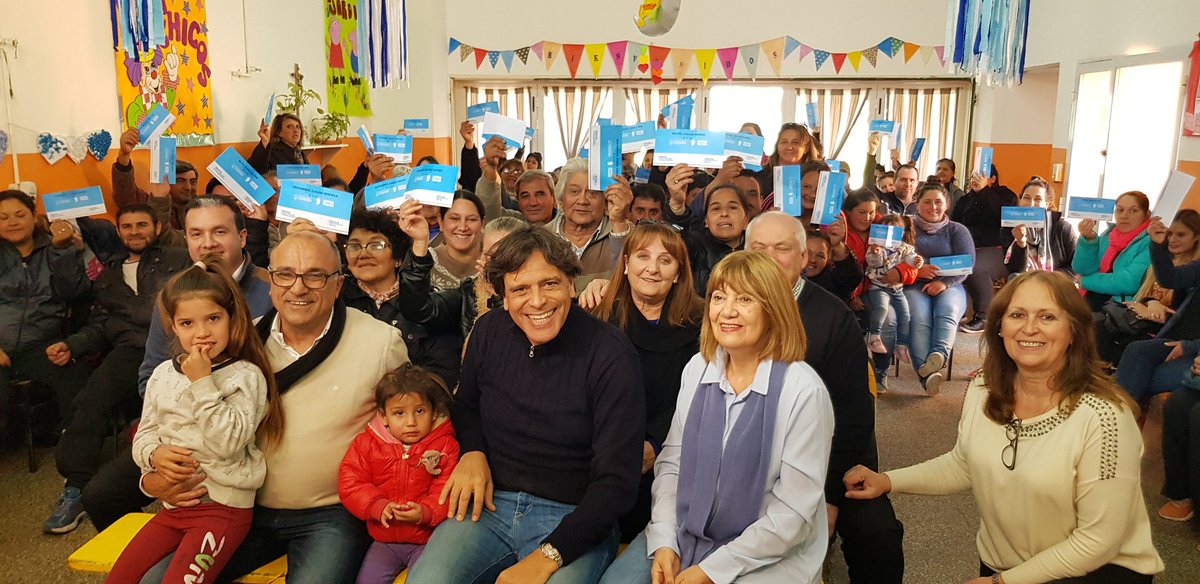 DardoIturria's tweet photo. #VidaDigna en #JPosse
Junto al Secretario de Seguridad @alfonmosquera la Legisladora #CarmenCeballos y el Intendente #GerardoZuin entregamos 60 aportes del programa #VidaDigna en @MuniJPosse https://t.co/OSRyZ64HyB