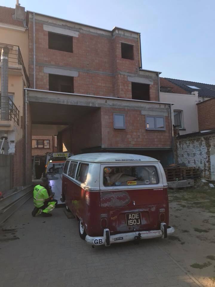 Marc_Potma's tweet photo. A grand #VW-friend was dumped somewhere around Brussels on his way to #LeBugShow in #Spa; smoking bearing. Anyone around Brussels that can trailer him to Spa? They’ll fix his #Baywindow / #EarlyBay in Spa. #bringsootytospa RT appreciated https://t.co/d8v24gzYch