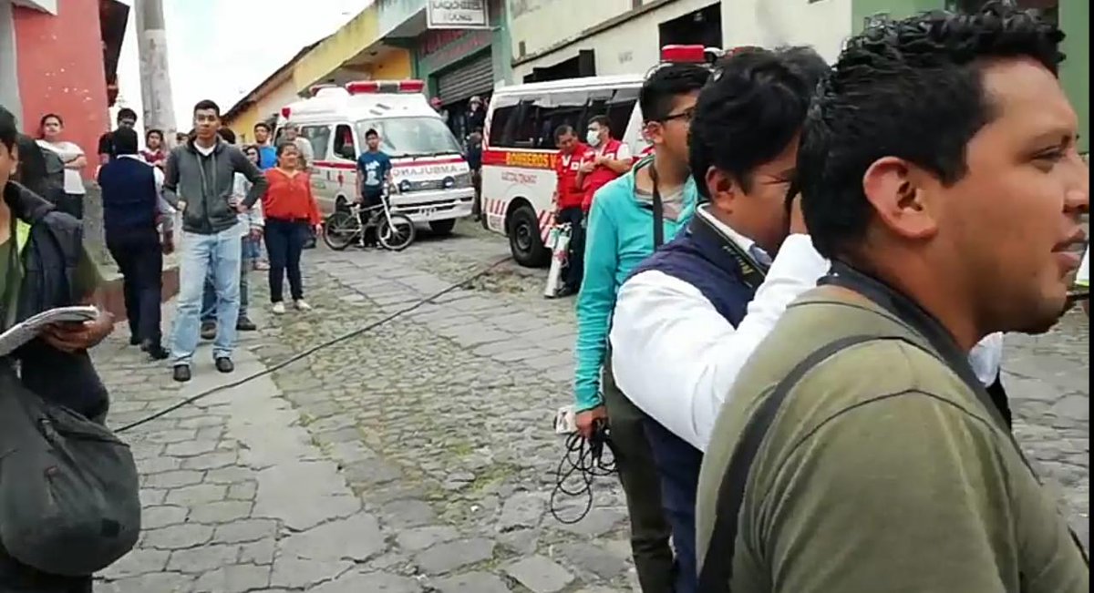 CruzRojaGT_'s tweet photo. #Xela

Un incendio se registró en una vivienda en la 15avenida 7Calle zona 1, socorristas de #CruzRojaGT, #CVB y #CBMDEP se hicieron presentes al lugar.

#Bomberos controlan el siniestro, socorristas de #CRG y CVB le brindaron atención a 2 personas con crisis nerviosa. https://t.co/rcbMG9rvUp