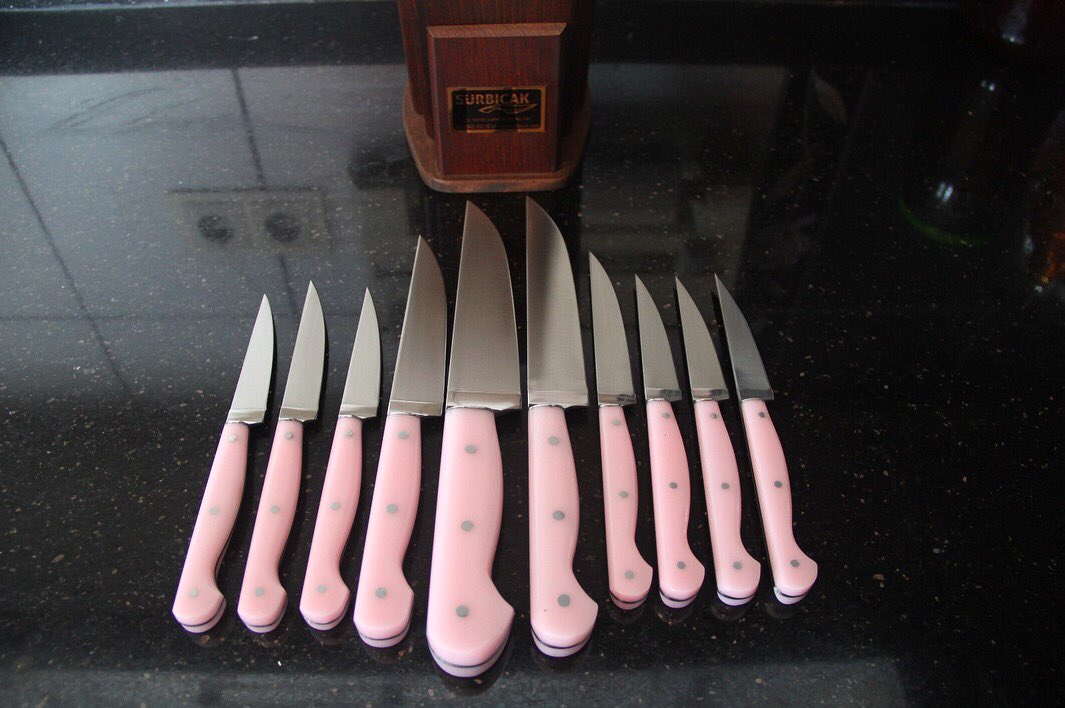 surbicak's tweet photo. Pembe 10lu Mutfak Seti
Setin içerisinde;
6 adet 9 cm Meyve Bıçağı
1 adet 11 cm Sebze Bıçağı
1 adet 13 cm Mutfak Bıçağı
1 adet 16 cm Et Bıçağı
1 adet 17 cm Ekmek Bıçağı
1 adet Ahşap Bıçak Kütüğü bulunmaktadır.
Detaylar: https://t.co/glhcEIxOup
Whatsapp: 0543 242 2561 https://t.co/wzQdTmthqD