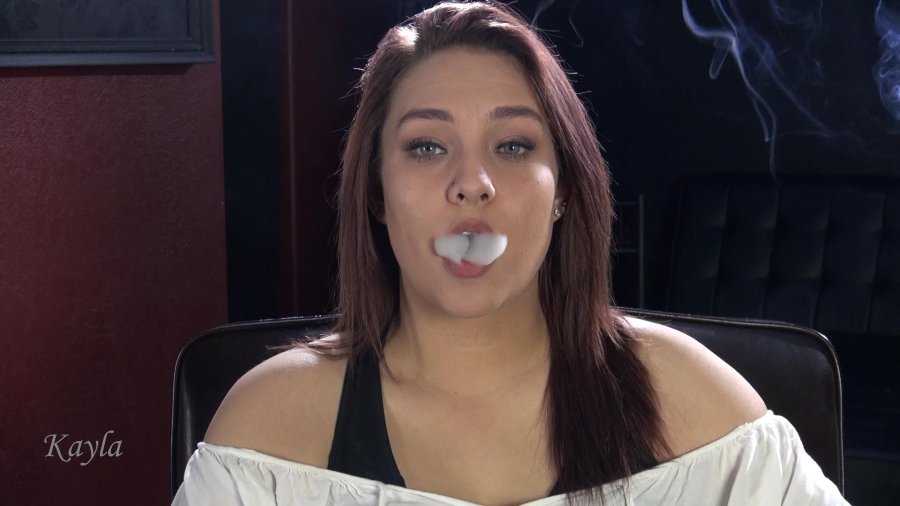 Kayla Smoking Saratoga 120s In Her New Smoking Video available. 