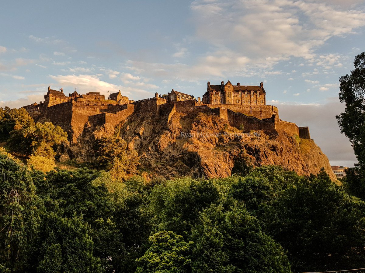 RMcEphotography's tweet image. Amazing light on #Edinburgh Castle just now!