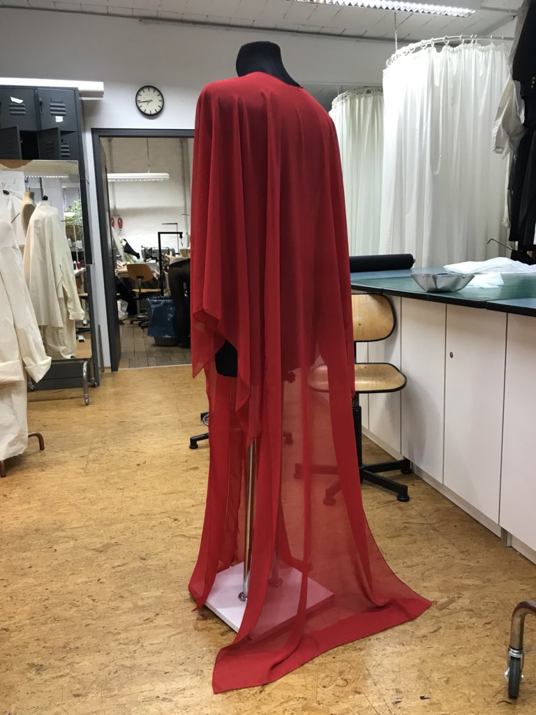 owen_mark_henry's tweet photo. • Open slit kimono | Base of my last look complete for the water movement video | Details and industrial blazer to be added | Fluid course #patterncutting #fashiondesign #minfilm #belfastschoolofart #hfkbremem #newdesigner https://t.co/RbIIfqwcan