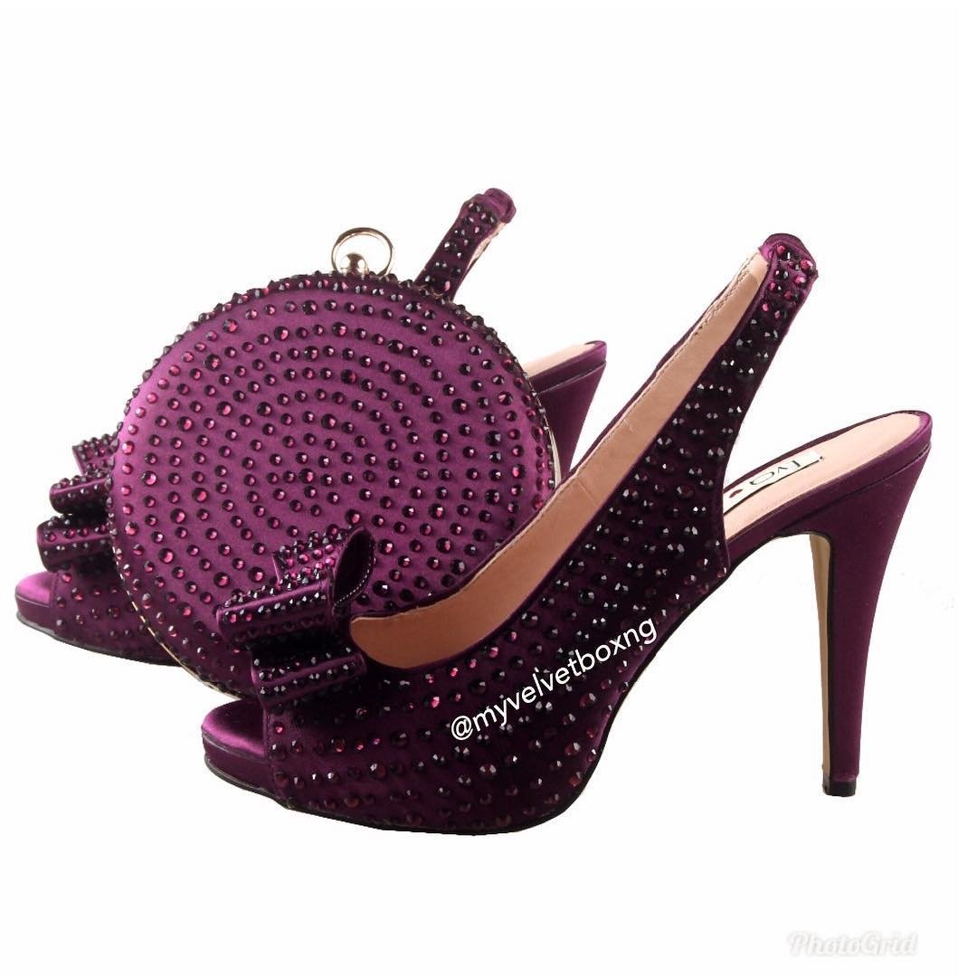 Swooning over this customized pair 😍😍. We have lots of designs for you. WhatsApp us on 09091465792.
#owambe #owanbevendor #partyshoes #partypurse #bellanaijaweddings #asoebibella #myvelvetboxng #nigerianwedding