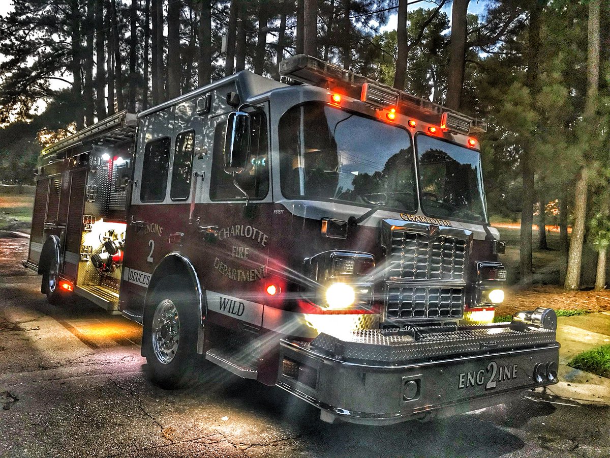 KTFBurnsDC's tweet image. Night time Pump Ops- #firefighter #flowwater 💪😁
