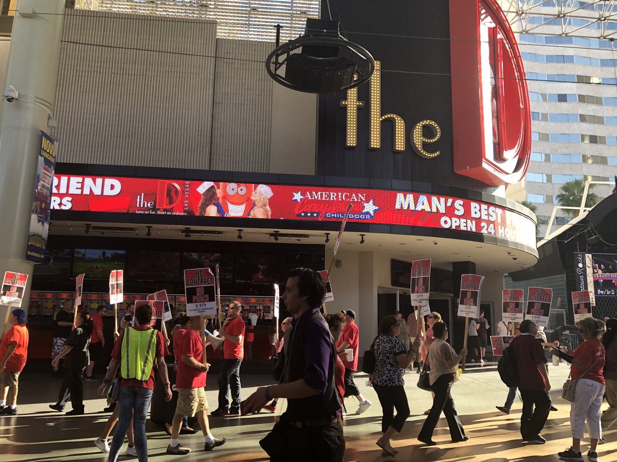 perronabel's tweet photo. Manifestantes del sindicato culinario local 226 alzan su voz frente al hotel u casino The D en el centro de Las Vegas. #LasVegas #downtownvegas #Culinary226 #thedlasvegas #unionworkers https://t.co/o5mSong8ha