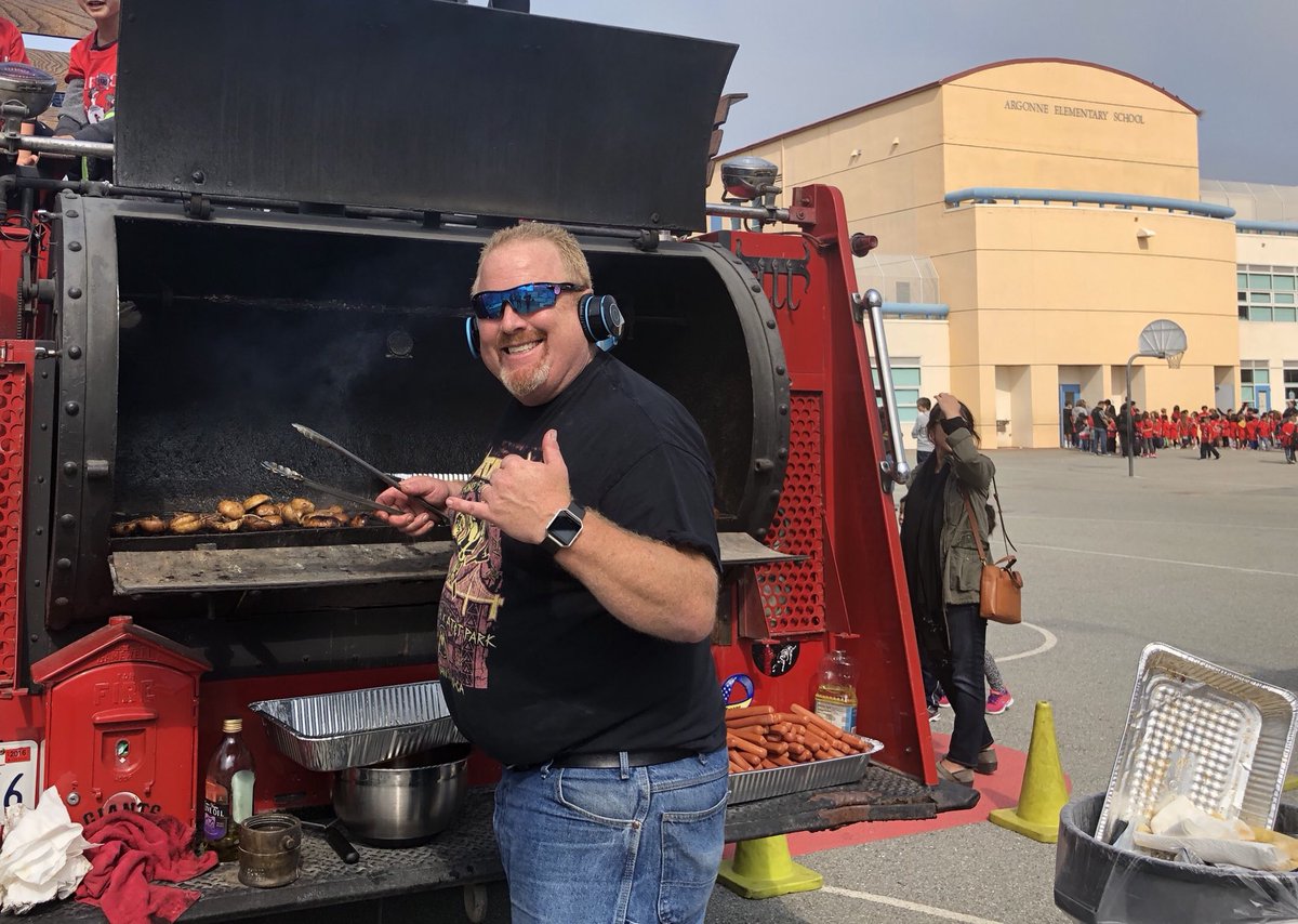 argonne_sfusd's tweet photo. Thank you to Julie and Beatrice for an amazing #wellnesswalk! #argonnewolfpack #firetruckbbq #chefgerald https://t.co/OItyykOFWI