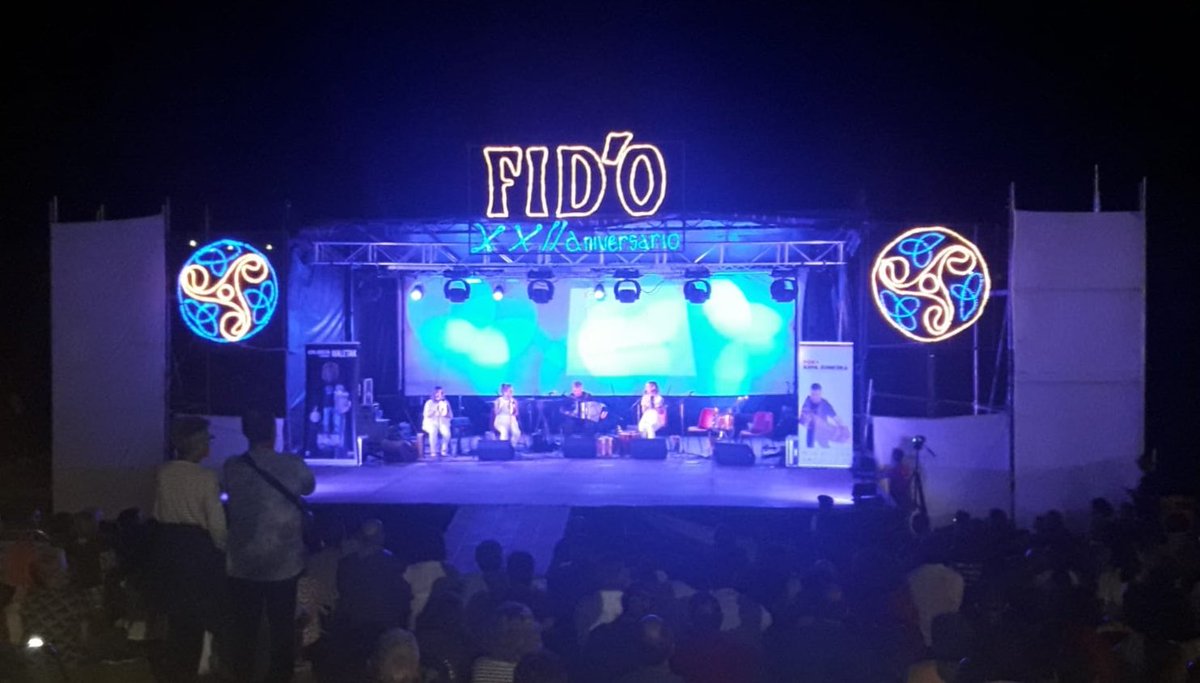 kepajunkera's tweet photo. Eskerrik asko Tapia!!!
Plazer haundi bat!!!
Gracias a la organización asociación Marino Tapiega, Guti, Martín...
Una noche increible...Sorginak, Eva, Noelia...
Aurrera lagunak, puxa Asturies!!! https://t.co/GHkC9NMNki