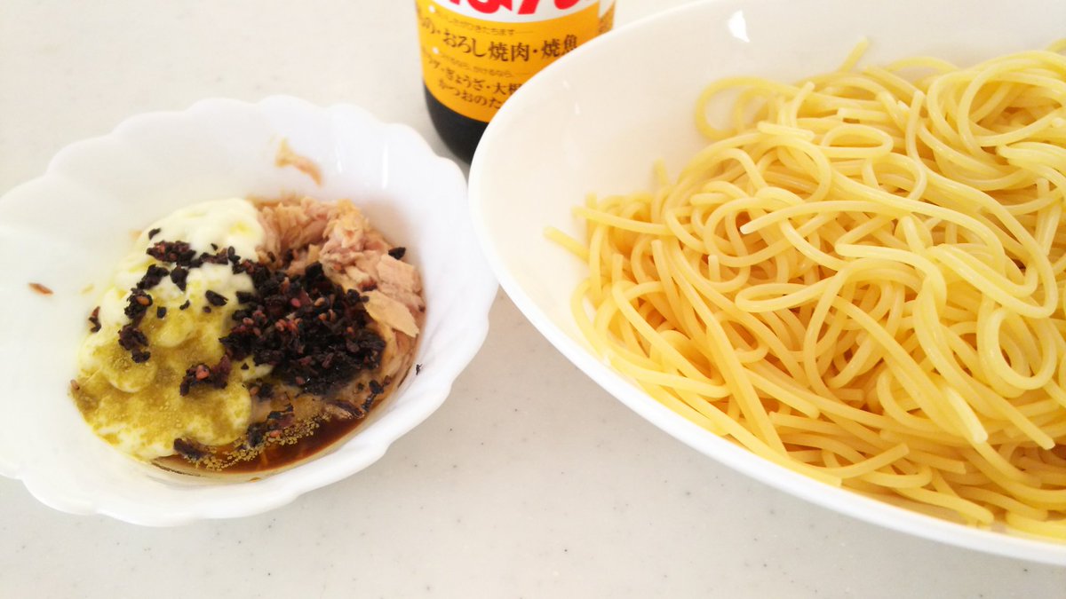 たけp 男の簡単ツナマヨ冷製パスタの作り方 パスタゆでて冷水で冷やす ゆでてる間に具つくる 具 ツナ一缶油も全部 マヨネーズ適当 創味のめんつゆ適当 こんぶダシ適当 カリカリ梅ふりかけ適当 オリーブオイル適当 全部まぜる パスタを皿に盛り味ぽんを適当に