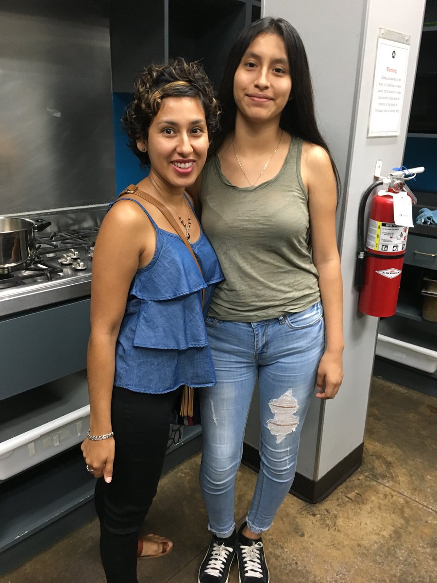 CBBBSLA's tweet photo. It was a day in the life of a traveler for our matches. Littles had the opportunity to learn about hostels, tour the facility of HI Santa Monica, and cook a meal in the community kitchen! #travelers #hostel #matchactivity https://t.co/q3NQNMtiFd