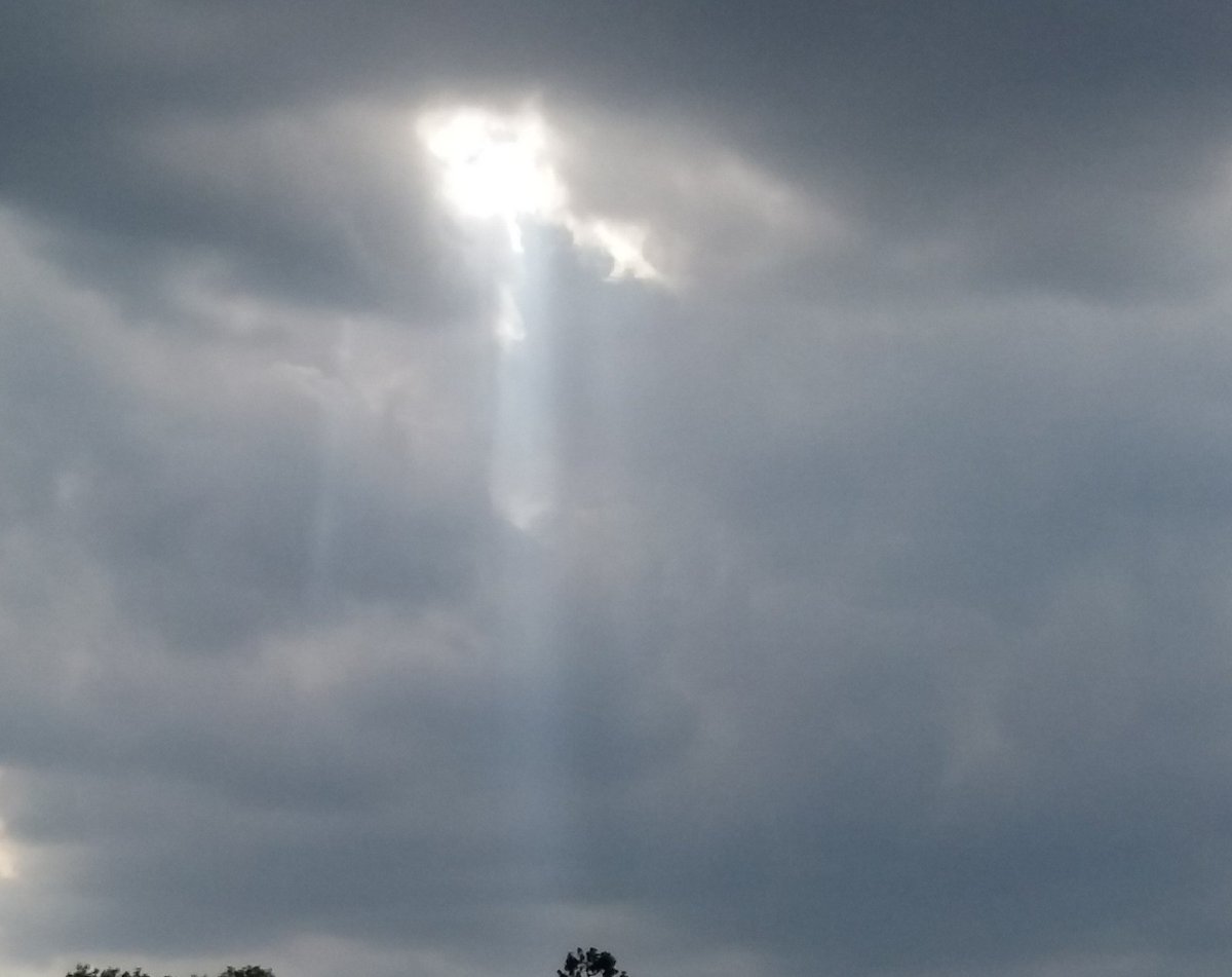 hidenhand1's tweet photo. 93 million miles away and sun does this.. look at the rays. 

#QUESTIONEVERYTHING #NASALies #Isitflat #FlatEarth #Earthisnotaball https://t.co/0qr3B6ywOc