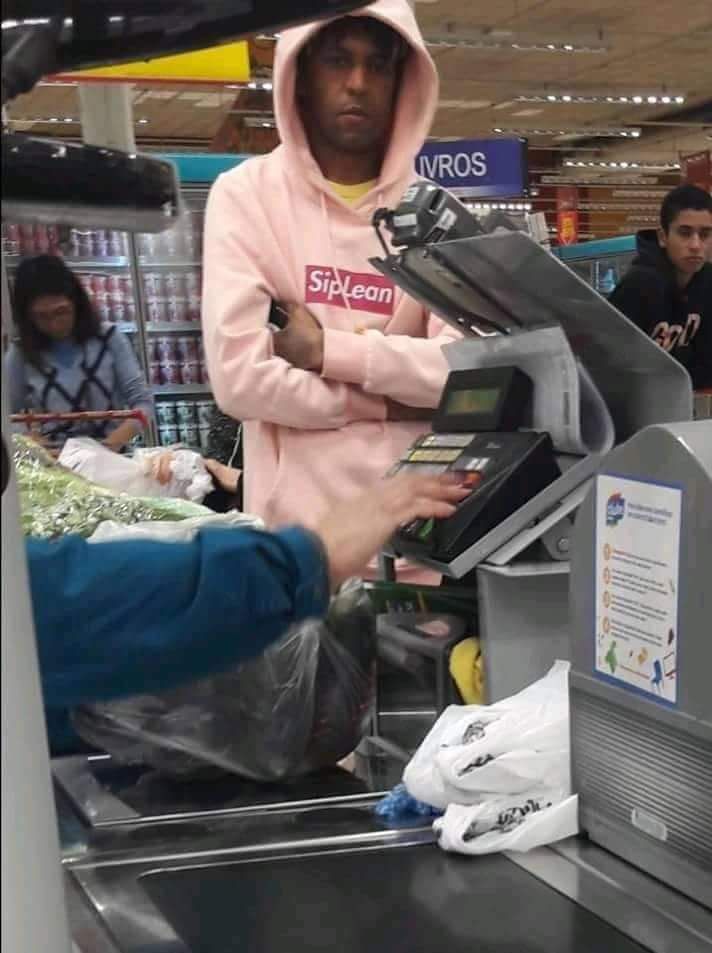 Quando sua mãe te deixa na fila do supermercado pra pegar algo e você próximo.