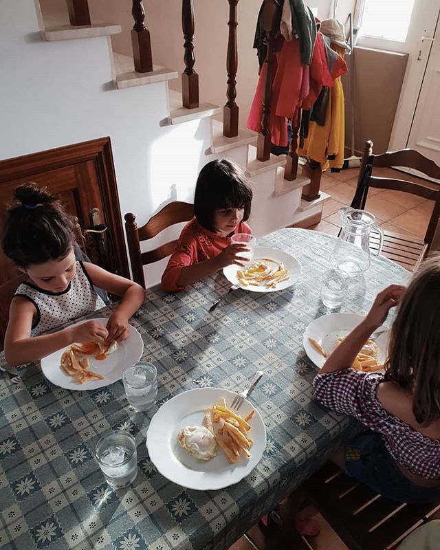 ConBotasdeAgua's tweet photo. Oda al huevo frito con patatas para cenar.
.
¡Y además de las gallinas de la vecina! Ñam!
.
#huevosfritosconpatatas #huevosdepueblo #primaZ #costumbrismos https://t.co/xd1JoYuZKS